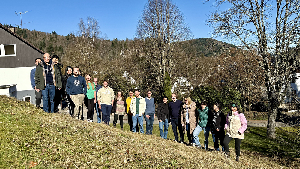 The group photo shows all participants of the workshop